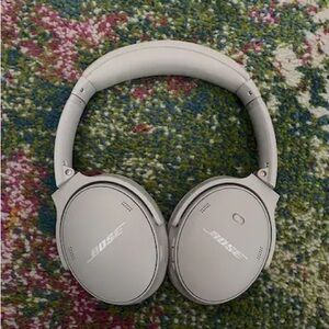 Bose Quiet Comfort 45 Wireless Noise Cancelling Headphones in White Smoke